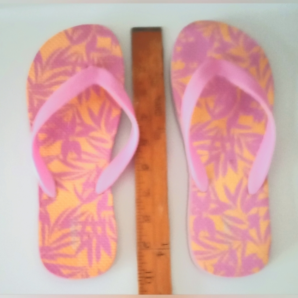Old Navy Patterned Flip-Flop Sandals for Girls (Partially Plant-Based) Size 5/6 - Picture 3 of 6